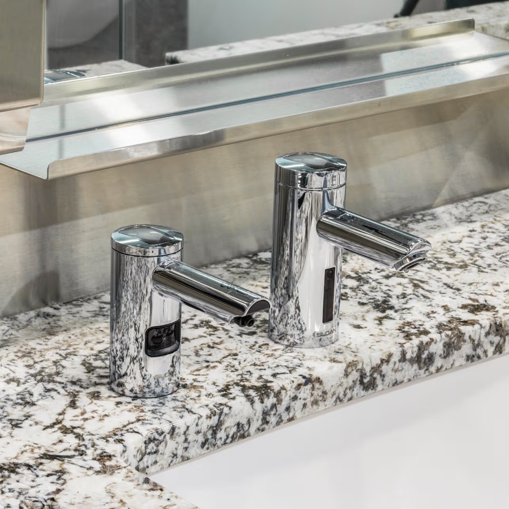 Productos Sloan en un baño del proyecto Fulton East